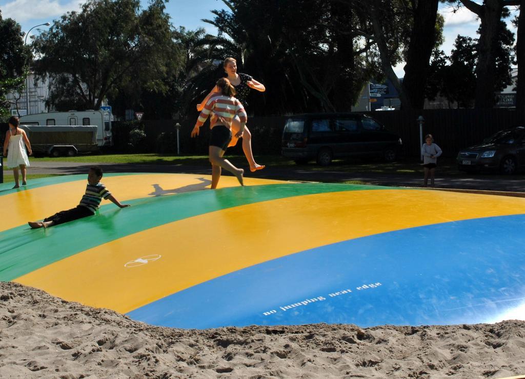 Waikanae Beach Top 10 Holiday Park Gisborne Extérieur photo